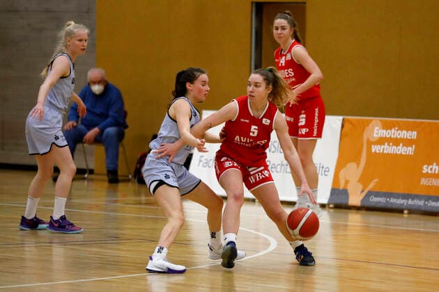 27.02.2021, 2. Toyota Damen Basketball Bundesliga Nord, DBBL, Saison 2020 2021, Damen, Chemcats Chemnitz - BG 89 Avides Hurricanes Anna Suckstorff, BG 89 Avides Hurricanes, Nicole Brochlitz, ChemCats Chemnitz Chemnitz Sporthalle am Schlossteich Sachsen Germany
