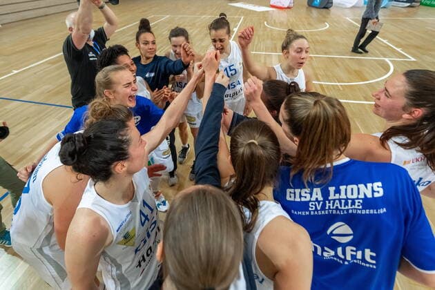 Jubel der GISA Lions nach dem Sieg GISA Lions SV Halle vs. SNP BasCats USC Heidelberg Basketball - 1. Bundesliga - ERDGAS Sportarena Halle (Saale) 27.02.2021 Foto: Holger John Sachsen-Anhalt Deutschland ERDGAS Sportarena Halle Saale