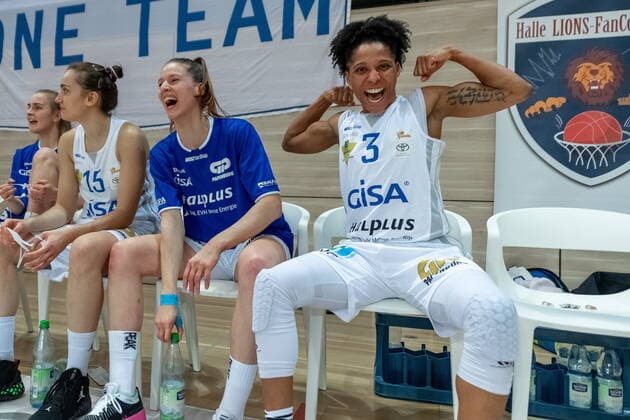 Deeshyra Thomas (03, GISA Lions SV Halle) jubelt besonders nach dem Sieg GISA Lions SV Halle vs. SNP BasCats USC Heidelberg Basketball - 1. Bundesliga - ERDGAS Sportarena Halle (Saale) 27.02.2021 Foto: Holger John Sachsen-Anhalt Deutschland ERDGAS Sportarena Halle Saale