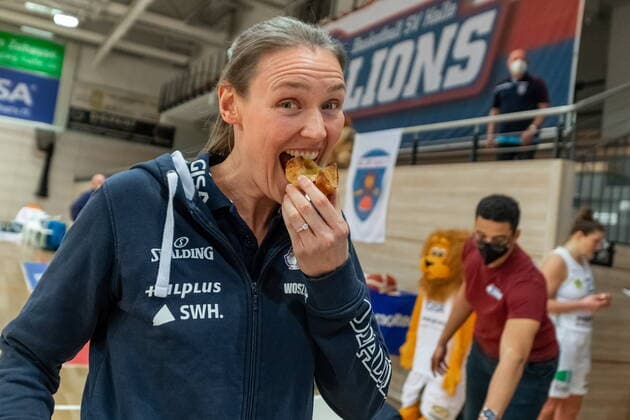 Als Belohnung gab es Selbstgebackenes. Hier Rachael Vanderwal (Co-Trainerin, GISA Lions SV Halle) GISA Lions SV Halle vs. SNP BasCats USC Heidelberg Basketball - 1. Bundesliga - ERDGAS Sportarena Halle (Saale) 27.02.2021 Foto: Holger John Sachsen-Anhalt Deutschland ERDGAS Sportarena Halle Saale