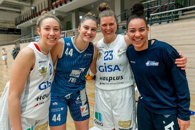 Darien Huff (02, GISA Lions SV Halle), Olivia Nash (Heidelberg), Klaudia Grudzien (23, GISA Lions SV Halle) und Candice White (01, GISA Lions SV Halle) GISA Lions SV Halle vs. SNP BasCats USC Heidelberg Basketball - 1. Bundesliga - ERDGAS Sportarena Halle (Saale) 27.02.2021 Foto: Holger John Sachsen-Anhalt Deutschland ERDGAS Sportarena Halle Saale