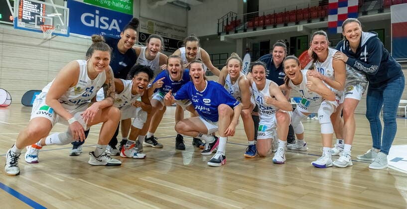 Mannschaftsfoto der GISA Lions nach dem Sieg GISA Lions SV Halle vs. SNP BasCats USC Heidelberg Basketball - 1. Bundesliga - ERDGAS Sportarena Halle (Saale) 27.02.2021 Foto: Holger John Sachsen-Anhalt Deutschland ERDGAS Sportarena Halle Saale