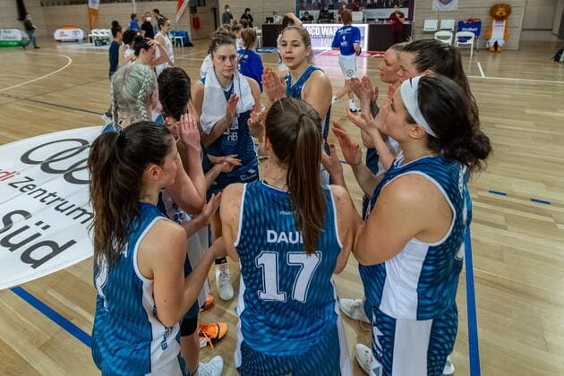 Die Mannschaft von SNP BasCats USC Heidelberg nach dem Spiel GISA Lions SV Halle vs. SNP BasCats USC Heidelberg Basketball - 1. Bundesliga - ERDGAS Sportarena Halle (Saale) 27.02.2021 Foto: Holger John Sachsen-Anhalt Deutschland ERDGAS Sportarena Halle Saale