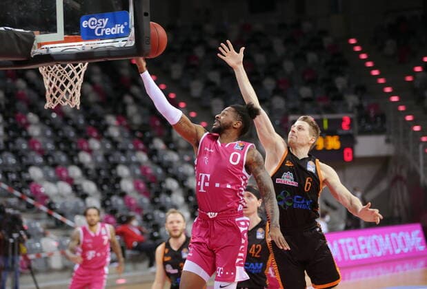 Alex Hamilton Telekom Baskets Bonn vs. Tim Hasbargen RASTA Vechta easyCredit BBL 1. Bundesliga , Saison 2020 2021 , 21. Spieltag