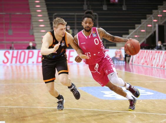Alex Hamilton Telekom Baskets Bonn vs. Tim Hasbargen RASTA Vechta easyCredit BBL 1. Bundesliga , Saison 2020 2021 , 21. Spieltag