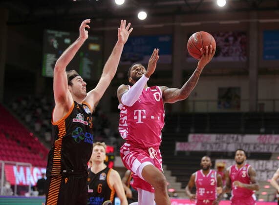 Alex Hamilton Telekom Baskets Bonn vs. RASTA Vechta easyCredit BBL 1. Bundesliga , Saison 2020 2021 , 21. Spieltag