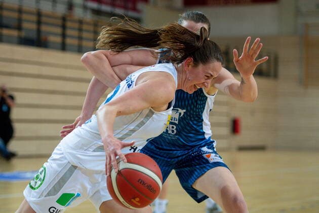 Barbora Kasparkowa (10, GISA Lions SV Halle) gegen Alexandra Rose Willinger (Heidelberg) GISA Lions SV Halle vs. SNP BasCats USC Heidelberg Basketball - 1. Bundesliga - ERDGAS Sportarena Halle (Saale) 27.02.2021 Foto: Holger John Sachsen-Anhalt Deutschland ERDGAS Sportarena Halle Saale