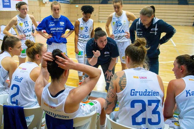 Sandra Rosanke (Head Coach, GISA Lions SV Halle) und Rachael Vanderwal (Co-Trainerin, GISA Lions SV Halle) in der Auszeit GISA Lions SV Halle vs. SNP BasCats USC Heidelberg Basketball - 1. Bundesliga - ERDGAS Sportarena Halle (Saale) 27.02.2021 Foto: Holger John Sachsen-Anhalt Deutschland ERDGAS Sportarena Halle Saale
