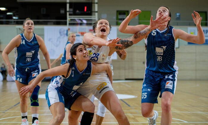 Inja Butina (Heidelberg) und Klaudia Grudzien (23, GISA Lions SV Halle) GISA Lions SV Halle vs. SNP BasCats USC Heidelberg Basketball - 1. Bundesliga - ERDGAS Sportarena Halle (Saale) 27.02.2021 Foto: Holger John Sachsen-Anhalt Deutschland ERDGAS Sportarena Halle Saale