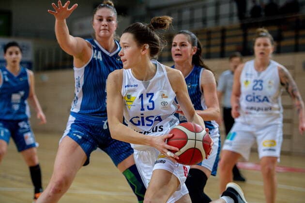 Charlotte Kreuter (13, GISA Lions SV Halle) gegen Olivia Nash (Heidelberg) GISA Lions SV Halle vs. SNP BasCats USC Heidelberg Basketball - 1. Bundesliga - ERDGAS Sportarena Halle (Saale) 27.02.2021 Foto: Holger John Sachsen-Anhalt Deutschland ERDGAS Sportarena Halle Saale