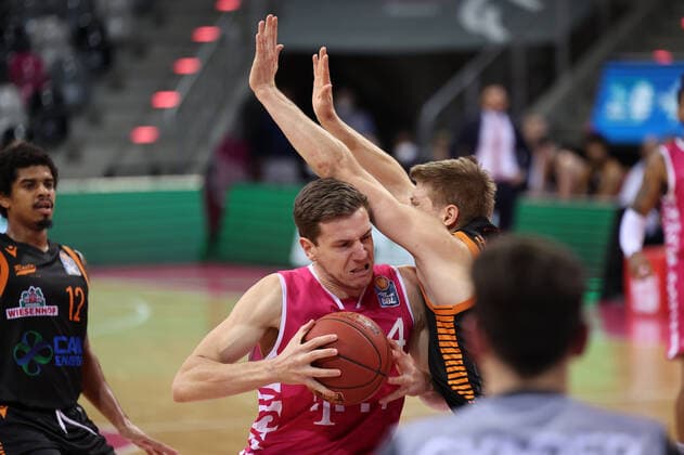 GER, Easycredit BBL, Telekom Baskets Bonn vs. RASTA Vechta 27.02.2021, Telekom Dome, Bonn, GER, Easycredit BBL, Telekom Baskets Bonn vs. RASTA Vechta, im Bild: Strahinja Micovic (Telekom Bonn 4), Edgar Sosa (Rasta Vechta ( 12),