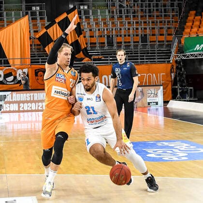 GER, BBL, ratiopharm ulm vs Syntainics MBC 27.02.2021, ratiopharm arena, Neu-Ulm, GER, BBL, ratiopharm ulm vs Syntainics MBC, im Bild Thomas Klepeisz (Ulm, 22), Quinton Hooker (Syntainics, 21)