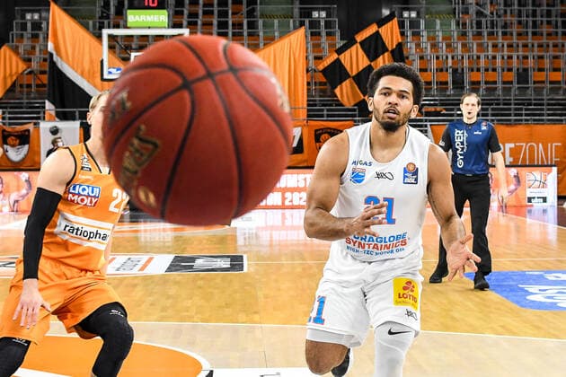 GER, BBL, ratiopharm ulm vs Syntainics MBC 27.02.2021, ratiopharm arena, Neu-Ulm, GER, BBL, ratiopharm ulm vs Syntainics MBC, im Bild Thomas Klepeisz (Ulm, 22), Quinton Hooker (Syntainics, 21)