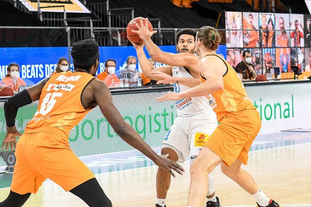 GER, BBL, ratiopharm ulm vs Syntainics MBC 27.02.2021, ratiopharm arena, Neu-Ulm, GER, BBL, ratiopharm ulm vs Syntainics MBC, im Bild Aric Holman (Ulm, 35), Quinton Hooker (Syntainics, 21), Dylan Osetkowski (Ulm, 21)