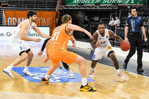 GER, BBL, ratiopharm ulm vs Syntainics MBC 27.02.2021, ratiopharm arena, Neu-Ulm, GER, BBL, ratiopharm ulm vs Syntainics MBC, im Bild Aleksandar Marelja (Syntainics, 17), Dylan Osetkowski (Ulm, 21), Anthony Barber (Syntainics, 10)