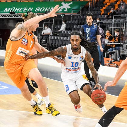 GER, BBL, ratiopharm ulm vs Syntainics MBC 27.02.2021, ratiopharm arena, Neu-Ulm, GER, BBL, ratiopharm ulm vs Syntainics MBC, im Bild Dylan Osetkowski (Ulm, 21), Anthony Barber (Syntainics, 10)