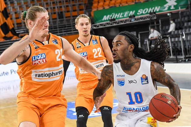 GER, BBL, ratiopharm ulm vs Syntainics MBC 27.02.2021, ratiopharm arena, Neu-Ulm, GER, BBL, ratiopharm ulm vs Syntainics MBC, im Bild Dylan Osetkowski (Ulm, 21), Anthony Barber (Syntainics, 10)