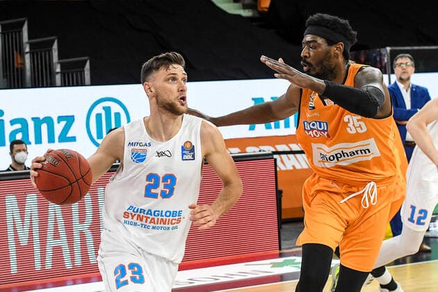 GER, BBL, ratiopharm ulm vs Syntainics MBC 27.02.2021, ratiopharm arena, Neu-Ulm, GER, BBL, ratiopharm ulm vs Syntainics MBC, im Bild Michal Michalak (Syntainics, 23), Aric Holman (Ulm, 35)