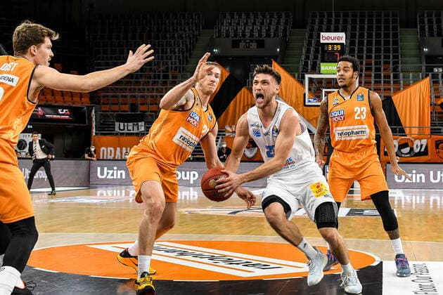 GER, BBL, ratiopharm ulm vs Syntainics MBC 27.02.2021, ratiopharm arena, Neu-Ulm, GER, BBL, ratiopharm ulm vs Syntainics MBC, im Bild Andreas Obst (Ulm, 13), Dylan Osetkowski (Ulm, 21), Michal Michalak (Syntainics, 23) geht energisch in Richtung Korb, Troy Caupain (Ulm, 23)