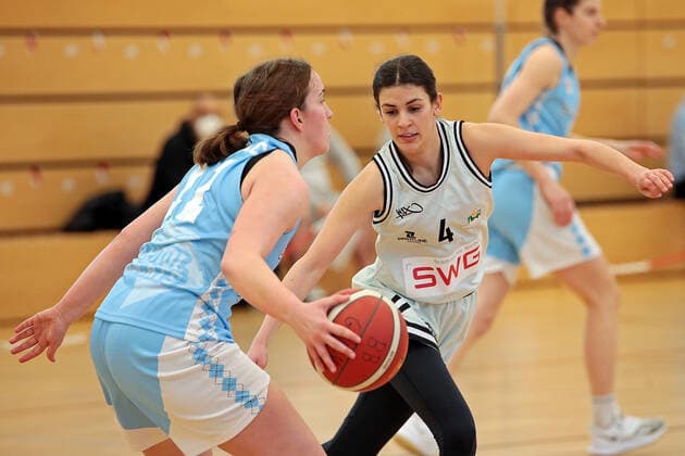 27.02.2021, xovx, Basketball Damen 2. Bundesliga Nord, Bender Baskets Grünberg - Capitol Bascats Düsseldorf v.l. Iva Banozic (Capitol Bascats Düsseldorf), Lotte Seegraeber (Bender Baskets Gruenberg) Grünberg Sporthalle Theo-Koch-Schule Hessen Deutschland (DE)