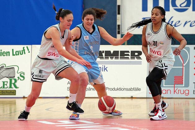 27.02.2021, xovx, Basketball Damen 2. Bundesliga Nord, Bender Baskets Grünberg - Capitol Bascats Düsseldorf v.l. Isabell Meinhart (Bender Baskets Gruenberg), Elle Hendershot (Capitol Bascats Düsseldorf), Deijah Blanks (Bender Baskets Gruenberg) Grünberg Sporthalle Theo-Koch-Schule Hessen Deutschland (DE)
