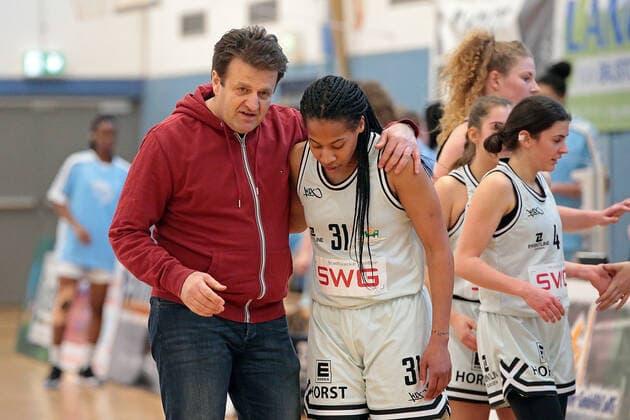 27.02.2021, xovx, Basketball Damen 2. Bundesliga Nord, Bender Baskets Grünberg - Capitol Bascats Düsseldorf v.l. Trainer Dejan Kostic (Bender Baskets Gruenberg), Deijah Blanks (Bender Baskets Gruenberg) Grünberg Sporthalle Theo-Koch-Schule Hessen Deutschland (DE)
