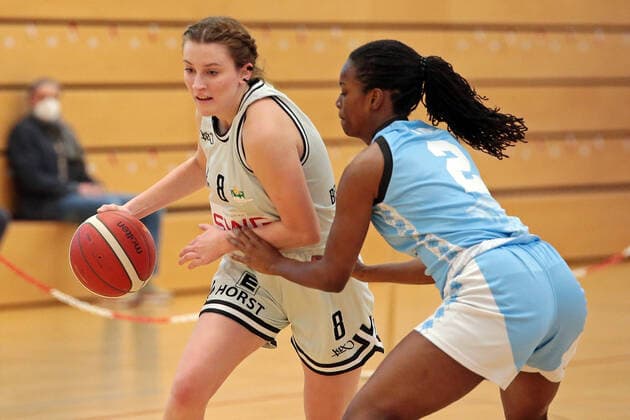 27.02.2021, xovx, Basketball Damen 2. Bundesliga Nord, Bender Baskets Grünberg - Capitol Bascats Düsseldorf v.l. Elisa Mevius (Bender Baskets Gruenberg), Maryam Adepoju Olatunji (Capitol Bascats Düsseldorf) Grünberg Sporthalle Theo-Koch-Schule Hessen Deutschland (DE)