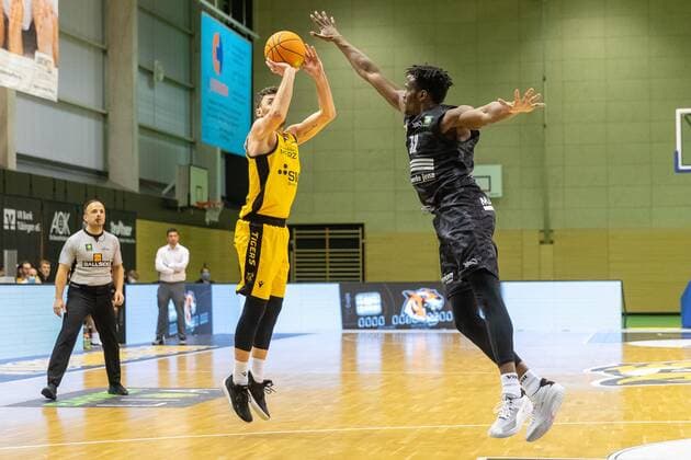 Besnik Bekteshi (Tigers Tübingen, 7) Norense Odiase (Science City Jena, 32)¨¨¨Tigers Tübingen vs. Science City Jena, 2. Basketball, Bundesliga, Pro A, Barmer 2 Basketball, Spieltag 13, Spielzeit 2020 2021, 27.02.2021, ¨¨ Tigers Tübingen - Science City Jena, Basketball, 2. Bundesliga, Barmer 2 Basketball, Spieltag 13, Spielzeit 2020 2021, 27.02.2021 Rottenburg am Neckar Copyright: xDennisxDuddek xEibnerxPressefotox EP_DDU