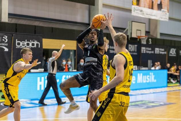 Elias Valtonen (Tigers Tübingen, 19) Kasey Hill (Science City Jena, 1) Jekabs Beck (Tigers Tübingen, 15)¨¨¨Tigers Tübingen vs. Science City Jena, 2. Basketball, Bundesliga, Pro A, Barmer 2 Basketball, Spieltag 13, Spielzeit 2020 2021, 27.02.2021, ¨¨ Tigers Tübingen - Science City Jena, Basketball, 2. Bundesliga, Barmer 2 Basketball, Spieltag 13, Spielzeit 2020 2021, 27.02.2021 Rottenburg am Neckar Copyright: xDennisxDuddek xEibnerxPressefotox EP_DDU