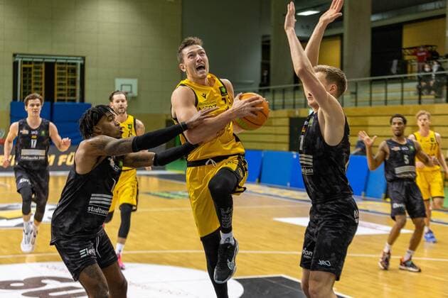 Kasey Hill (Science City Jean, 1) Ryan Mikesell (Tigers Tübingen, 33) Robin Lodders (Science City Jena. 11)¨¨¨Tigers Tübingen vs. Science City Jena, 2. Basketball, Bundesliga, Pro A, Barmer 2 Basketball, Spieltag 13, Spielzeit 2020 2021, 27.02.2021, ¨¨ Tigers Tübingen - Science City Jena, Basketball, 2. Bundesliga, Barmer 2 Basketball, Spieltag 13, Spielzeit 2020 2021, 27.02.2021 Rottenburg am Neckar Copyright: xDennisxDuddek xEibnerxPressefotox EP_DDU