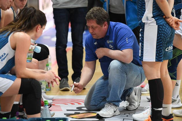 Halle, Deutschland 27. Februar 2021: 1.BBL - Damen - 2020 2021 - Gisa Lions SV Halle vs. USC Heidelberg Bild Mitte Trainer Dennis Czygan (Heidelberg) Erdgas Sportarena Sachsen Anhalt Copyright: xFotostandx xxBallaschx