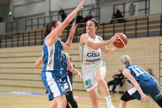 Halle, Deutschland 27. Februar 2021: 1.BBL - Damen - 2020 2021 - Gisa Lions SV Halle vs. USC Heidelberg v. li. im Zweikampf Alexandra Rose Wittinger (Heidelberg) und Eilidh Simpson (Halle) Erdgas Sportarena Sachsen Anhalt Copyright: xFotostandx xxBallaschx