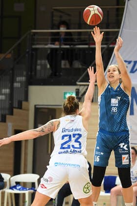 Halle, Deutschland 27. Februar 2021: 1.BBL - Damen - 2020 2021 - Gisa Lions SV Halle vs. USC Heidelberg v. li. im Zweikampf Klaudia Grudzien (Halle) und Alica Moravcikova (Heidelberg) Erdgas Sportarena Sachsen Anhalt Copyright: xFotostandx xxBallaschx