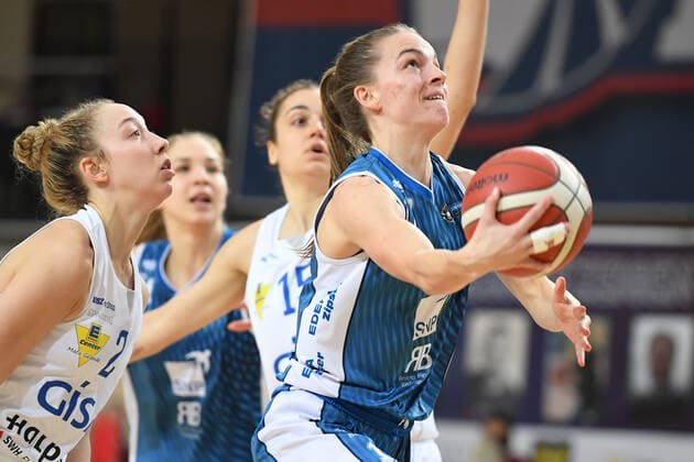 Halle, Deutschland 27. Februar 2021: 1.BBL - Damen - 2020 2021 - Gisa Lions SV Halle vs. USC Heidelberg v.li. Darien Huff (Halle) und Britta Daub (Heidelberg) Erdgas Sportarena Sachsen Anhalt Copyright: xFotostandx xxBallaschx