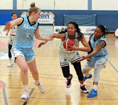 27.02.2021, xovx, Basketball Damen 2. Bundesliga Nord, Bender Baskets Grünberg - Capitol Bascats Düsseldorf v.l. Lilly Kaprolat (Capitol Bascats Düsseldorf), Deijah Blanks (Bender Baskets Gruenberg), Marquita Lashae Waller (Capitol Bascats Düsseldorf) Grünberg Sporthalle Theo-Koch-Schule Hessen Deutschland (DE)