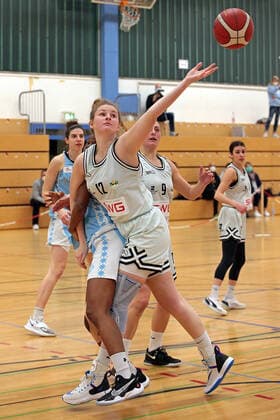 27.02.2021, xovx, Basketball Damen 2. Bundesliga Nord, Bender Baskets Grünberg - Capitol Bascats Düsseldorf v.l. Anja Fuchs-Robetin (Capitol Bascats Düsseldorf), Maryam Adepoju Olatunji (Capitol Bascats Düsseldorf), Carlice Poelstra (Bender Baskets Gruenberg), Isabell Meinhart (Bender Baskets Gruenberg) Grünberg Sporthalle Theo-Koch-Schule Hessen Deutschland (DE)