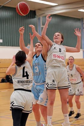 27.02.2021, xovx, Basketball Damen 2. Bundesliga Nord, Bender Baskets Grünberg - Capitol Bascats Düsseldorf v.l. Lotte Seegraeber (Bender Baskets Gruenberg), Elle Hendershot (Capitol Bascats Düsseldorf), Elisa Mevius (Bender Baskets Gruenberg), Isabell Meinhart (Bender Baskets Gruenberg) Grünberg Sporthalle Theo-Koch-Schule Hessen Deutschland (DE)