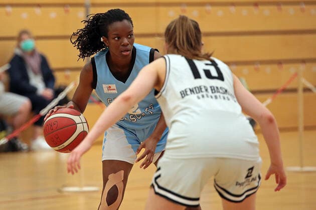 27.02.2021, xovx, Basketball Damen 2. Bundesliga Nord, Bender Baskets Grünberg - Capitol Bascats Düsseldorf v.l. Maryam Adepoju Olatunji (Capitol Bascats Düsseldorf), Lynn Villwock (Bender Baskets Gruenberg) Grünberg Sporthalle Theo-Koch-Schule Hessen Deutschland (DE)