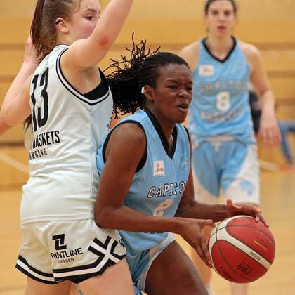 27.02.2021, xovx, Basketball Damen 2. Bundesliga Nord, Bender Baskets Grünberg - Capitol Bascats Düsseldorf v.l. Lynn Villwock (Bender Baskets Gruenberg), Maryam Adepoju Olatunji (Capitol Bascats Düsseldorf), Anja Fuchs-Robetin (Capitol Bascats Düsseldorf) Grünberg Sporthalle Theo-Koch-Schule Hessen Deutschland (DE)
