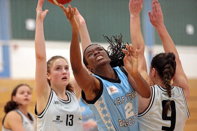 27.02.2021, xovx, Basketball Damen 2. Bundesliga Nord, Bender Baskets Grünberg - Capitol Bascats Düsseldorf v.l. Lynn Villwock (Bender Baskets Gruenberg), Maryam Adepoju Olatunji (Capitol Bascats Düsseldorf), Isabell Meinhart (Bender Baskets Gruenberg) Grünberg Sporthalle Theo-Koch-Schule Hessen Deutschland (DE)