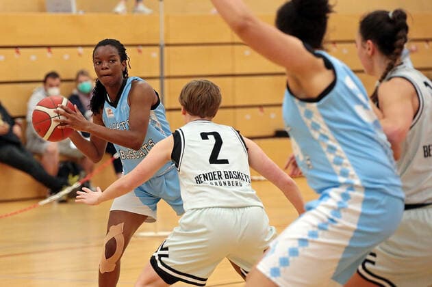 27.02.2021, xovx, Basketball Damen 2. Bundesliga Nord, Bender Baskets Grünberg - Capitol Bascats Düsseldorf v.l. Maryam Adepoju Olatunji (Capitol Bascats Düsseldorf), Cora Horvath (Bender Baskets Gruenberg), Oceana Paulina Hamilton (Capitol Bascats Düsseldorf), Isabell Meinhart (Bender Baskets Gruenberg) Grünberg Sporthalle Theo-Koch-Schule Hessen Deutschland (DE)