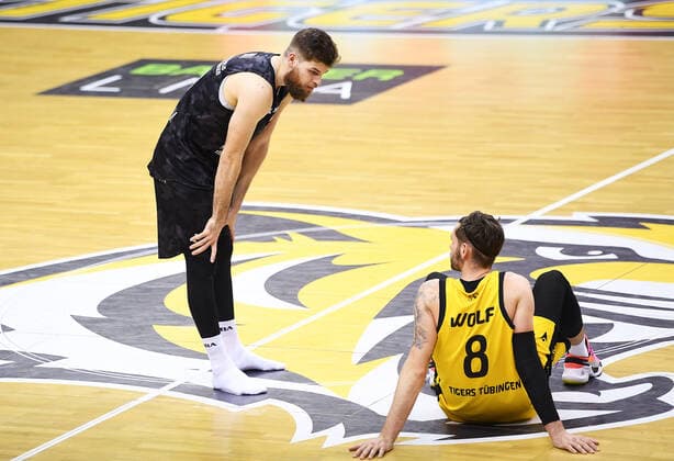 Basketball 2. Bundesliga 2020 2021 13. Spieltag in Rottenburg in der Volksbank Arena 27.02.2021 Tigers Tuebingen - Science City Jena Enosch Wolf (re, Tigers) im Gespraech mit Bruder Julius Wolf (li, Jena) nach dem Spiel