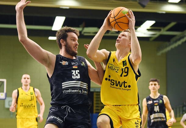Basketball 2. Bundesliga 2020 2021 13. Spieltag in Rottenburg in der Volksbank Arena 27.02.2021 Tigers Tuebingen - Science City Jena Elias Valtonen (re, Tigers) gegen Stephan Haukohl (li, Jena)