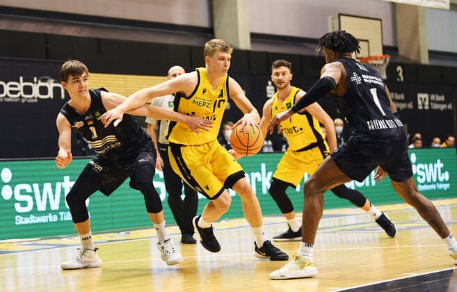 Basketball 2. Bundesliga 2020 2021 13. Spieltag in Rottenburg in der Volksbank Arena 27.02.2021 Tigers Tuebingen - Science City Jena Elias Valtonen (Mitte, Tigers) gegen Joschka Ferner (li, Jena) sowie Kasey Hill (re, Jena)