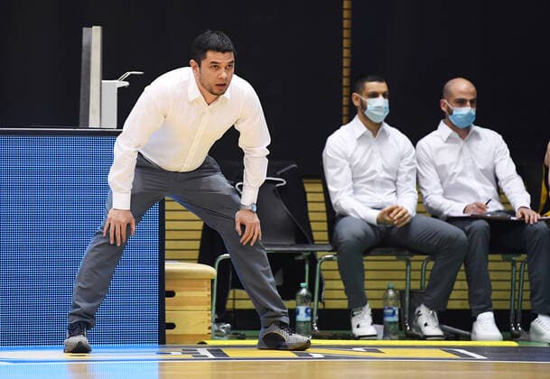 Basketball 2. Bundesliga 2020 2021 13. Spieltag in Rottenburg in der Volksbank Arena 27.02.2021 Tigers Tuebingen - Science City Jena Trainer Daniel Jansson (li, Tigers) mit Co-Trainer Hussain Dassouki (Hinten MitteTigers) und Athletiktrainer Martin Stroebele (hinten re, Tigers)