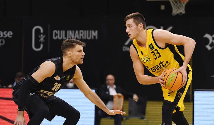 Basketball 2. Bundesliga 2020 2021 13. Spieltag in Rottenburg in der Volksbank Arena 27.02.2021 Tigers Tuebingen - Science City Jena Ryan Richard Mikesell (re, Tigers) gegen Andrew David Smith (li, Jena)
