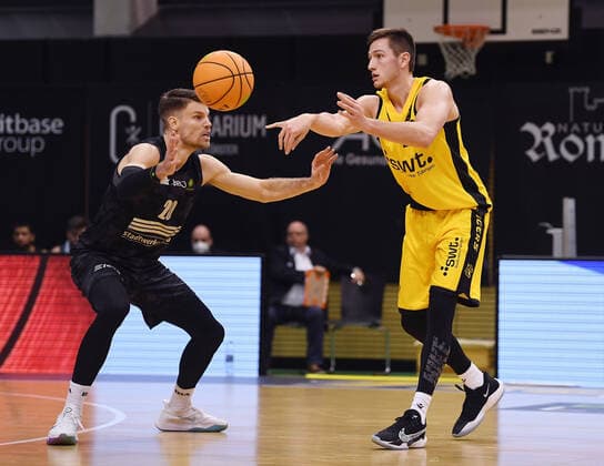 Basketball 2. Bundesliga 2020 2021 13. Spieltag in Rottenburg in der Volksbank Arena 27.02.2021 Tigers Tuebingen - Science City Jena Ryan Richard Mikesell (re, Tigers) gegen Andrew David Smith (li, Jena)