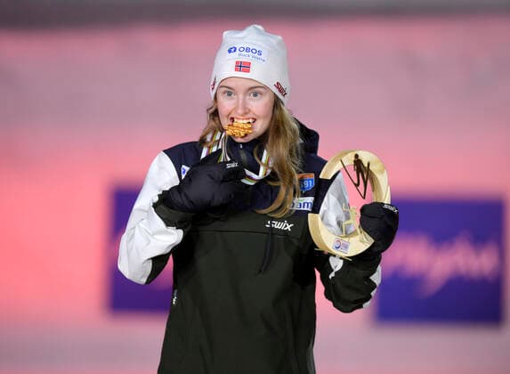 27.02.2021, Nordische SKI WM Oberstdorf 2021, Oberstdorf im Allgäu, Siegerehrung, Medaillienzeremonie, Nordische Kombination Damen, Siegerehrung, Gyda Westvold Hansen (NOR) Godmedaille