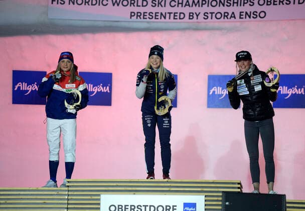 27.02.2021, Nordische SKI WM Oberstdorf 2021, Oberstdorf im Allgäu, Siegerehrung, Medaillienzeremonie, Langlauf Sprint Damen, Siegerehrung, v.li: Silbermedaille für Maiken Caspersen Falla (Norwegen), gold Medaille an Jonna Sundling (Schweden), bronze Medaille an Anamarija Lampic (Slowenien)