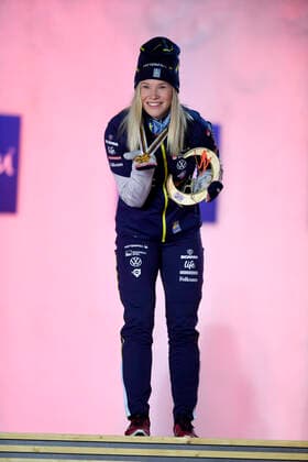 27.02.2021, Nordische SKI WM Oberstdorf 2021, Oberstdorf im Allgäu, Siegerehrung, Medaillienzeremonie, Langlauf Sprint Damen, Siegerehrung, gold Medaille an Jonna Sundling (Schweden),